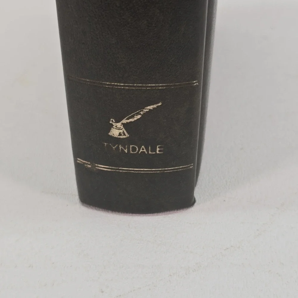 The‎ Living Bible Paraphrased Tyndale Hardcover